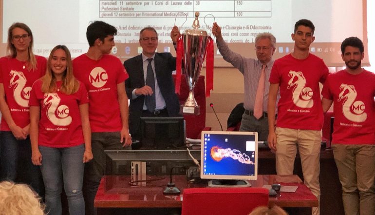 Il presidente Gian Vincenzo Zuccotti premia le squadre vincitrici dei CDF