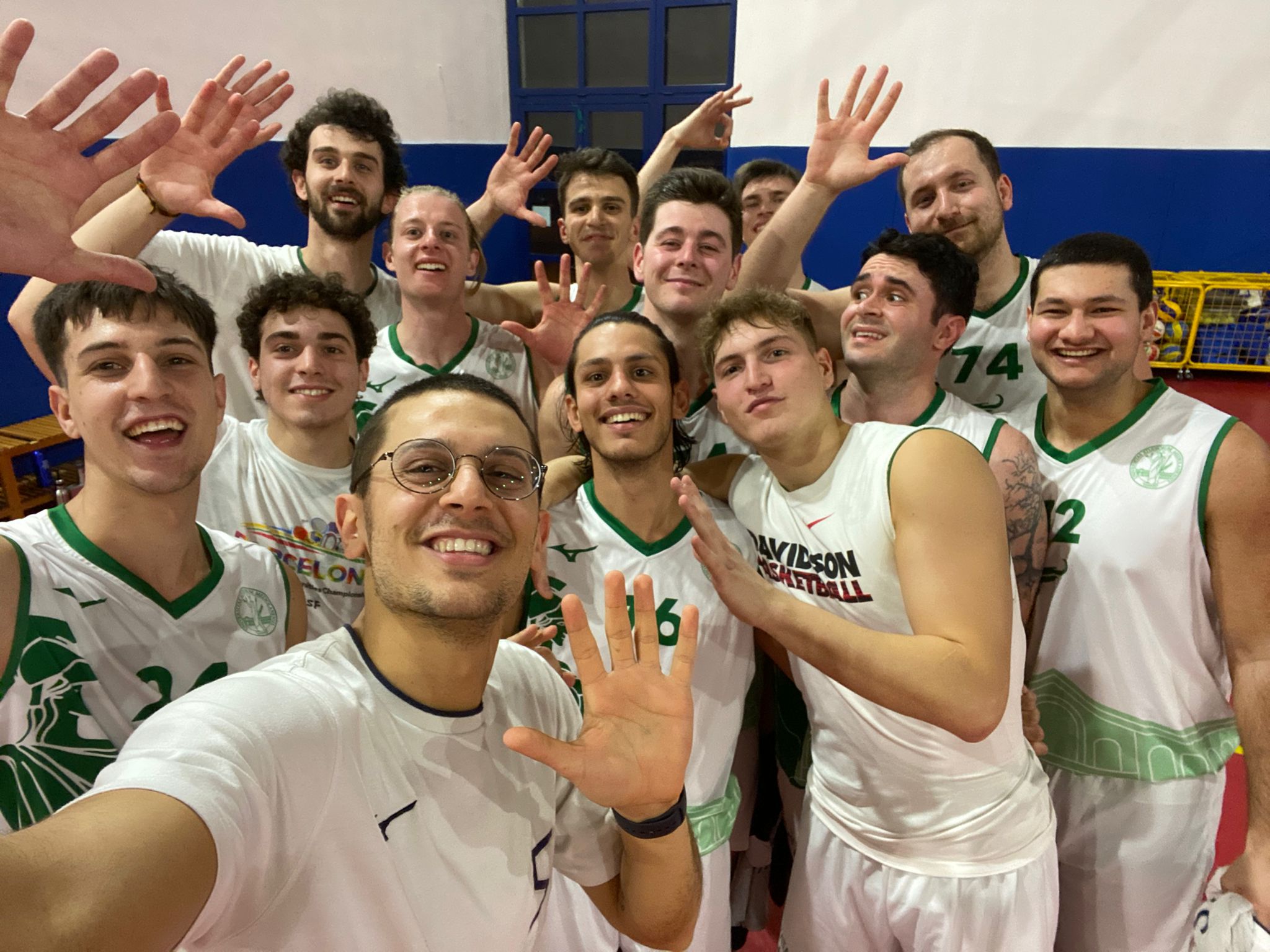 LA BIANCA GIOCA AL GATTO COL TOPO CON IULM